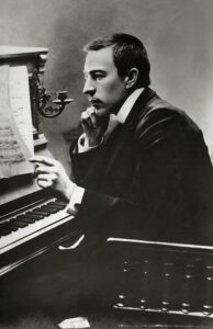 388px-Rachmaninoff_1900